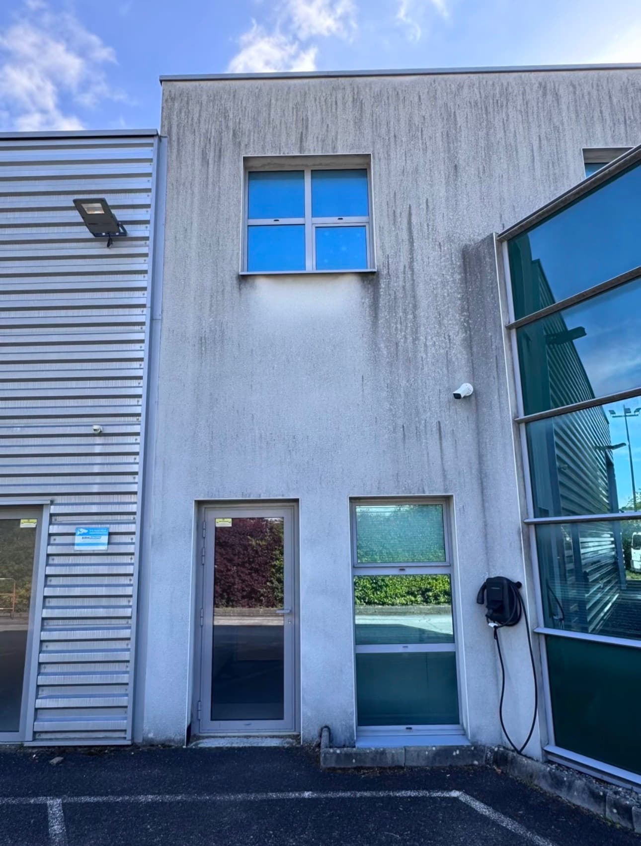 Façade envahie par la mousse avant nettoyage