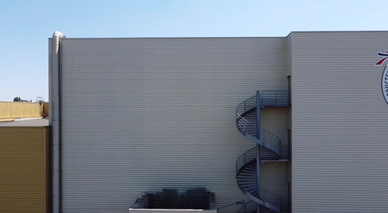 Structure industrielle propre après nettoyage par drone